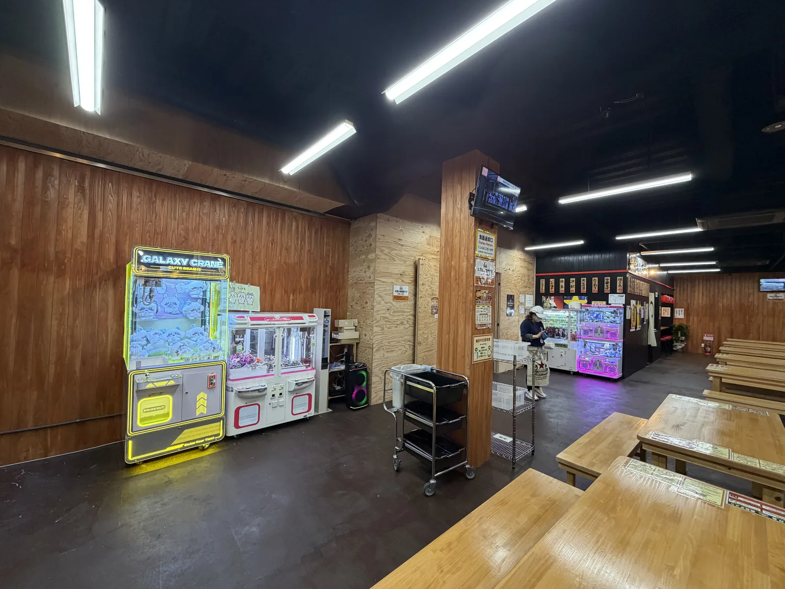 飲食スペースの一角に設置されたクレーンゲーム機