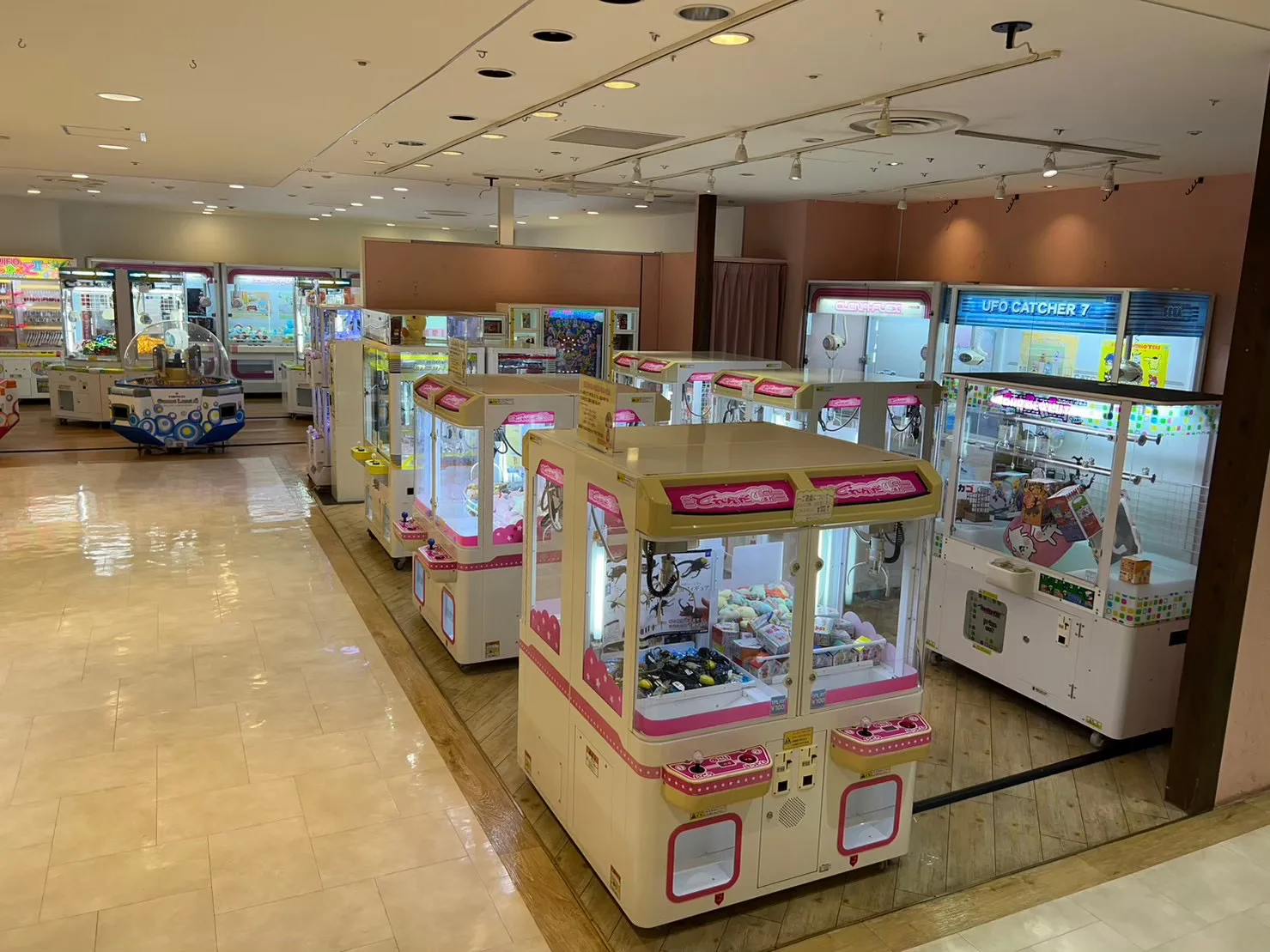 ショッピングセンターのゲームコーナーに並ぶクレーンゲーム機