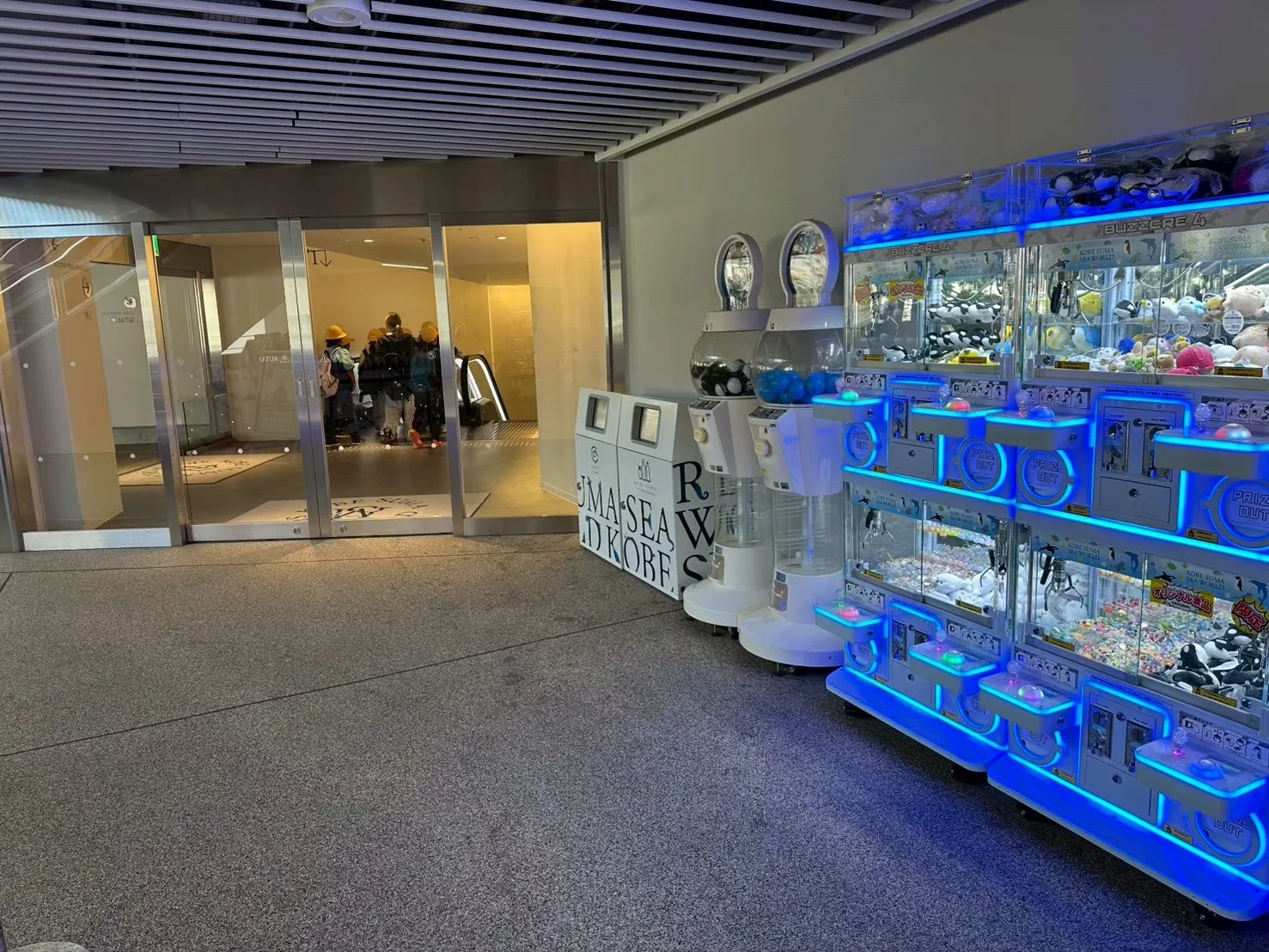 水族館のエントランスに設置されたクレーンゲーム機コーナー