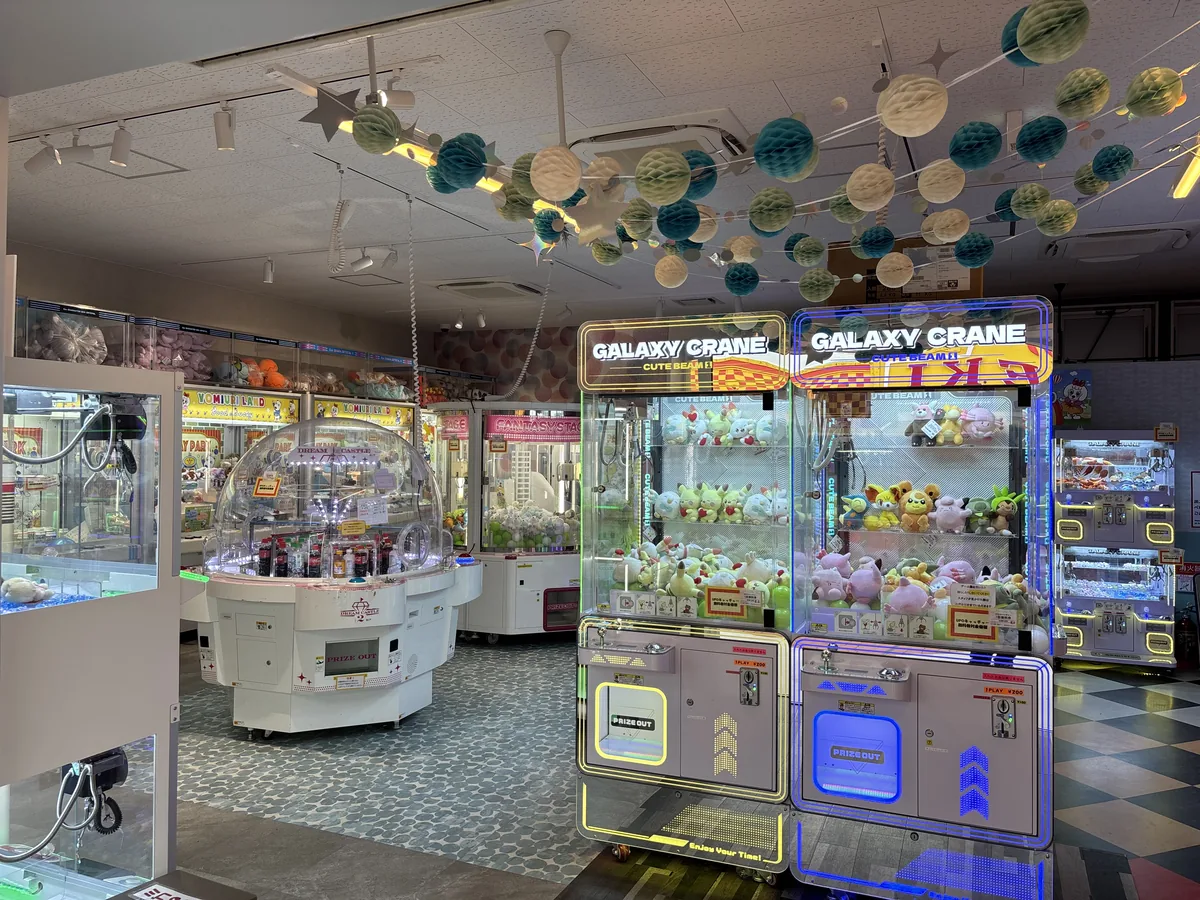 プレイパークの店内全景。多彩なアミューズメント機器が並ぶ