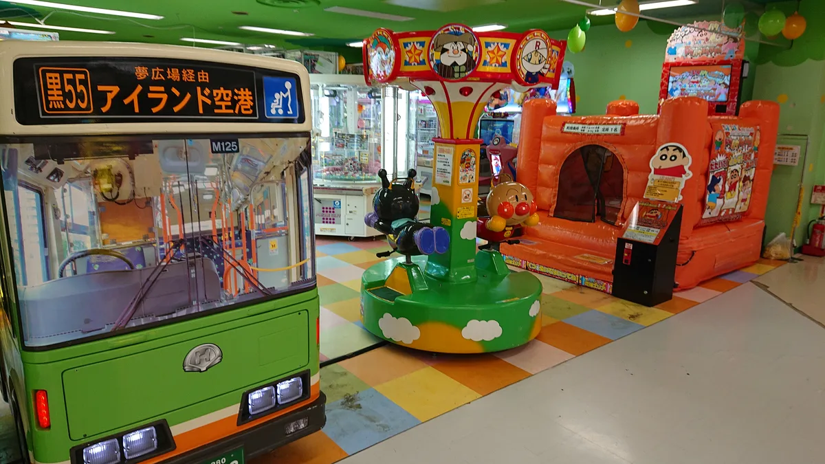 バス型の乗り物があるキッズコーナー