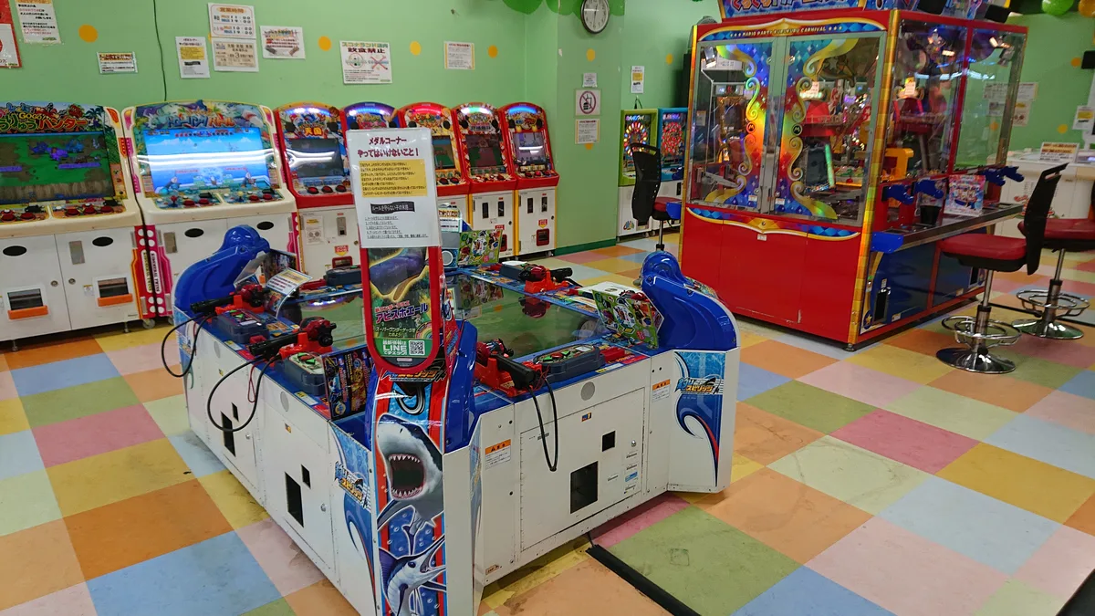 カラフルな床にゲーム機が並ぶコーナー