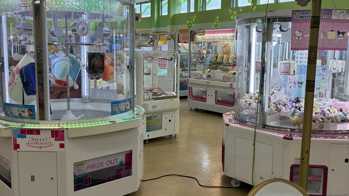 スコナランド行方店の店内。明るい店内にクレーンゲーム機が並ぶ