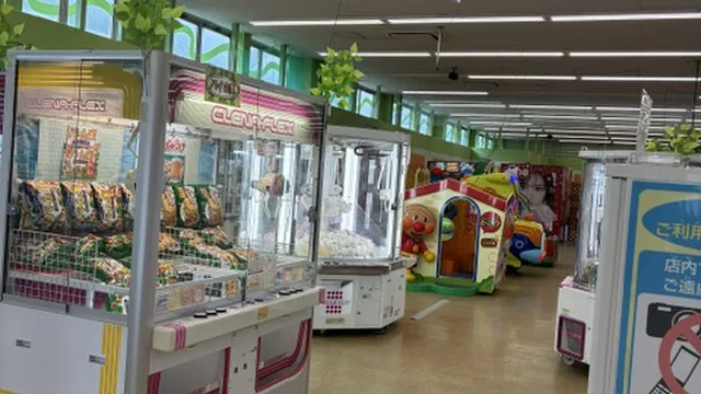 両替機の看板とクレーンゲーム機の通路