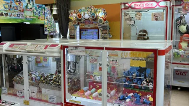 赤いクレーンゲーム機が並ぶコーナー