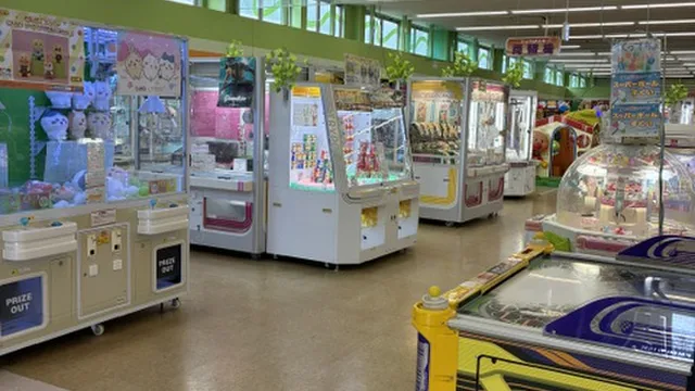 クレーンゲーム機が並ぶ店内の通路