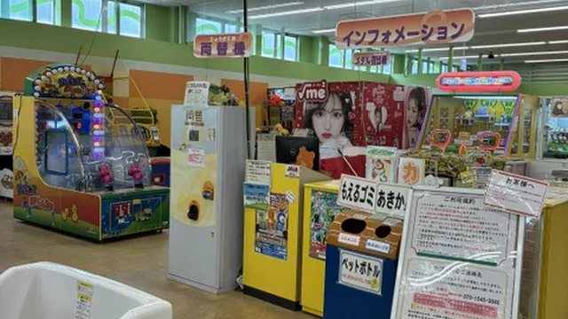 インフォメーションコーナーと店内の様子