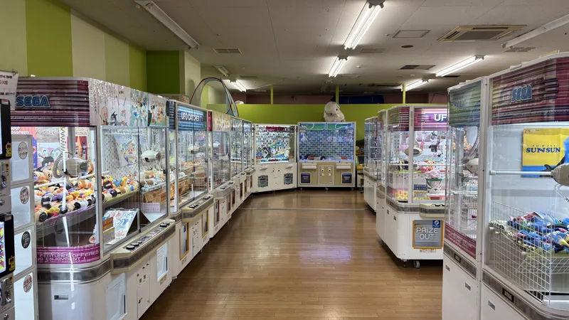 クレーンゲーム機が連なる店内の通路