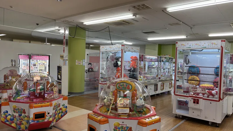 お菓子の景品が入ったドーム型クレーンゲーム機