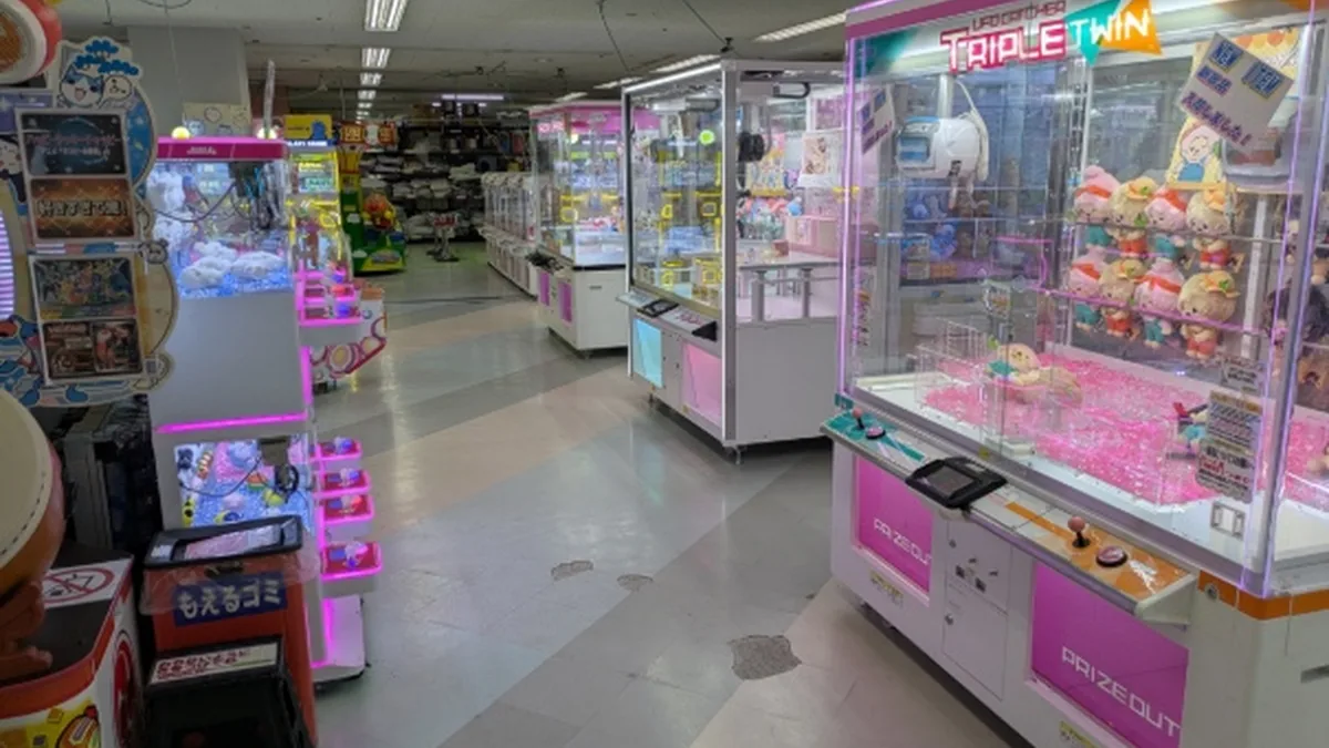スコナランド トライアル宇都宮店の店内。クレーンゲーム機が並ぶ通路