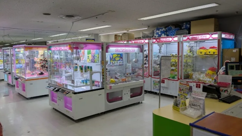 クレーンゲーム機が整然と並ぶ列