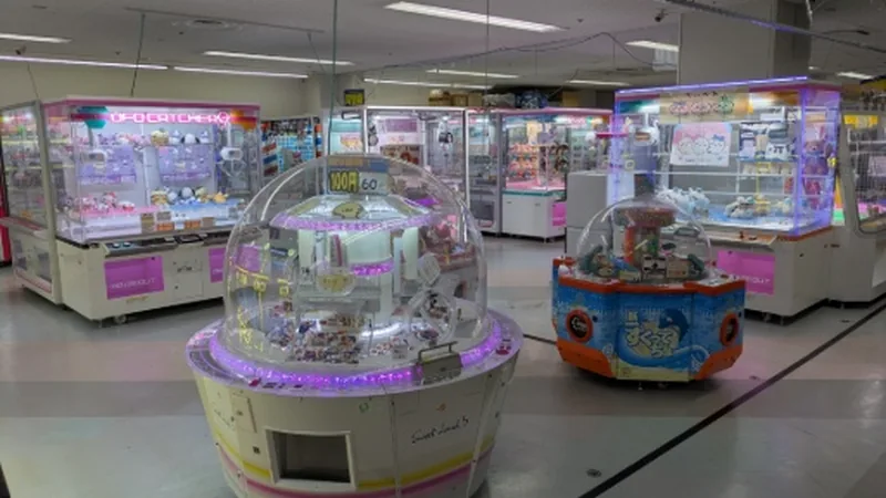 ドーム型クレーンゲーム機が並ぶ店内