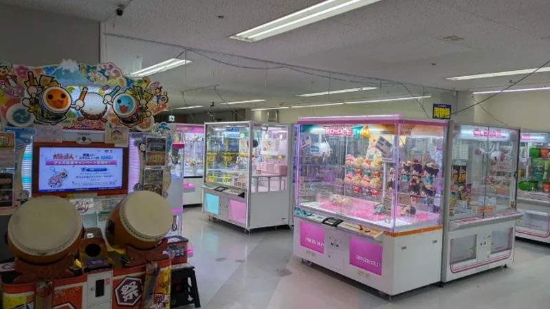 クレーンゲーム機とメダルゲームが並ぶコーナー