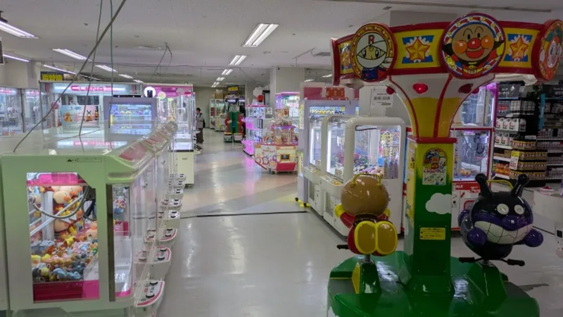青くライトアップされた大型アミューズメント機