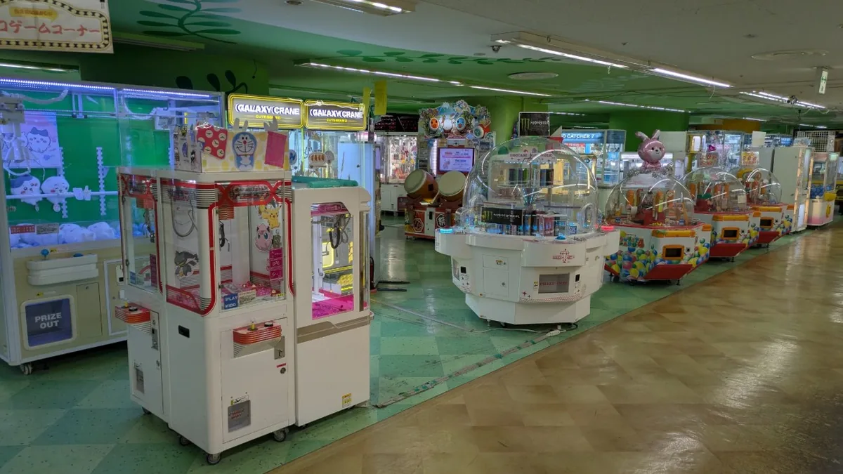 スコナランド宇都宮店（MEGAドン・キホーテ内）の店内。クレーンゲーム機が並ぶ通路