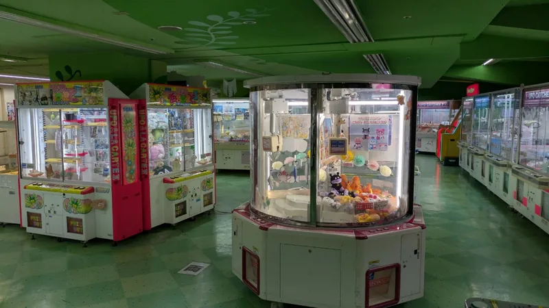 クレーンゲーム機が並ぶ店内