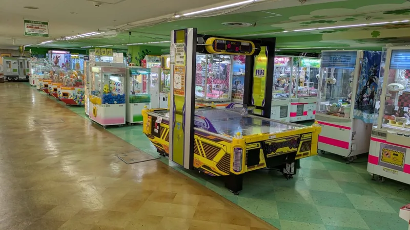 緑の天井装飾の下に並ぶアミューズメント機