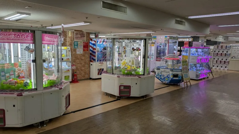 ライトアップされたクレーンゲーム機の列